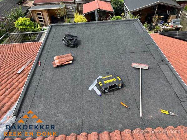 Nieuw plat dak met bitumen dakbedekking in Beek en Donk Nieuw plat dak met bitumen dakbedekking in Beek en Donk