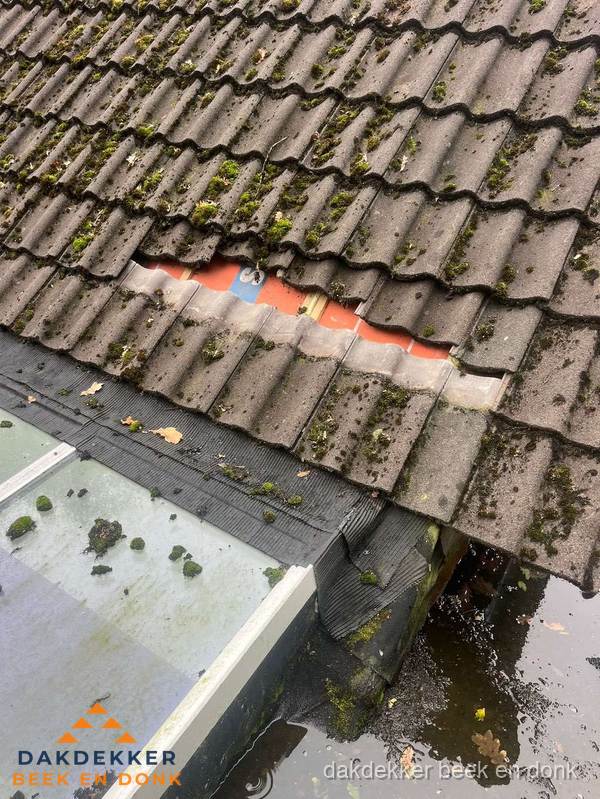 Beschadigd pannendak met ontbrekende dakpannen voor reparatie in Beek en Donk Beschadigd pannendak met ontbrekende dakpannen voor reparatie in Beek en Donk