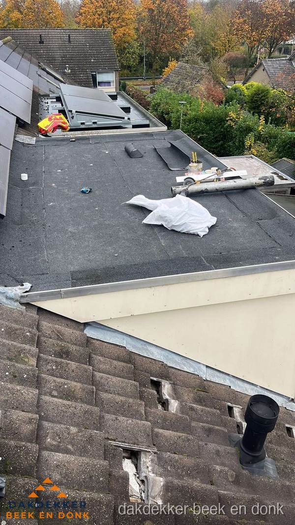 Beschadigde dakbedekking op plat dak voor reparatie in Beek en Donk Beschadigde dakbedekking op plat dak voor reparatie in Beek en Donk