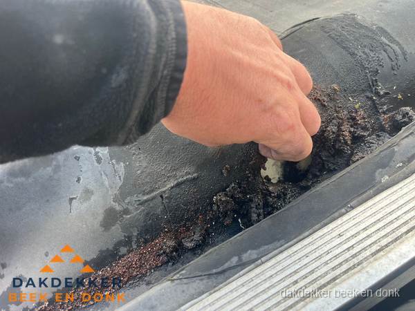 Schade aan bitumen dakbedekking op plat dak in Beek en Donk Schade aan bitumen dakbedekking op plat dak in Beek en Donk