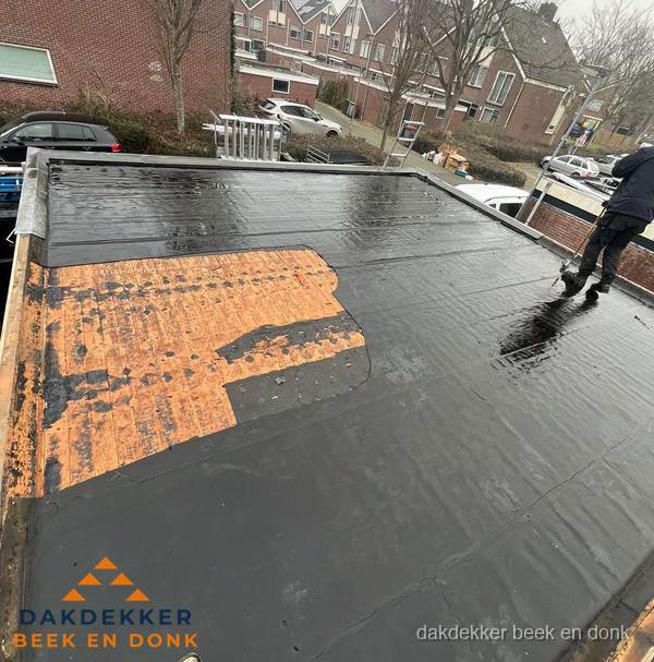 Dakdekker brengt EPDM dakbedekking aan op plat dak in Beek en Donk Dakdekker brengt EPDM dakbedekking aan op plat dak in Beek en Donk