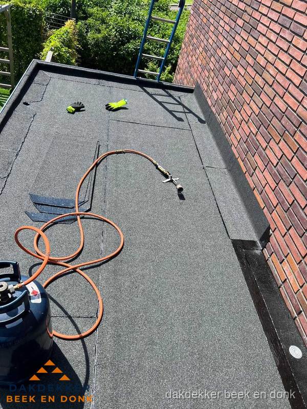 Plat dak met bitumen en brandgereedschap van dakdekkersbedrijf in Beek en Donk Plat dak met bitumen en brandgereedschap van dakdekkersbedrijf in Beek en Donk