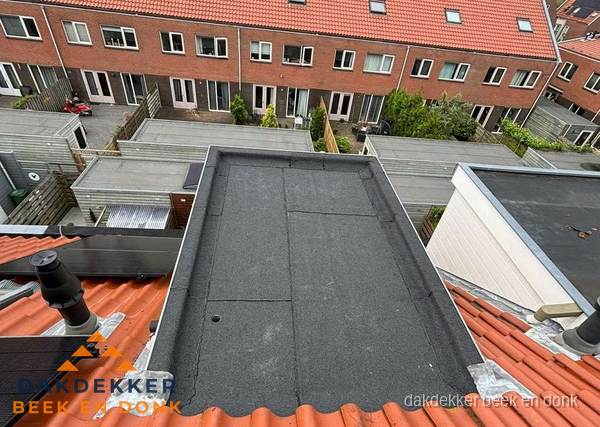 Plat dak met bitumen bedekking naast dakkapel in Beek en Donk Plat dak met bitumen bedekking naast dakkapel in Beek en Donk
