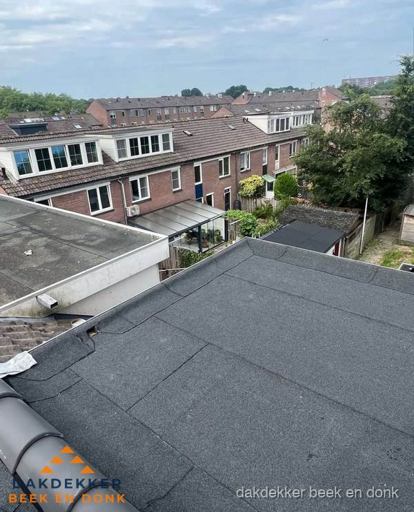 Vernieuwd plat dak met bitumen in woonwijk in Beek en Donk Vernieuwd plat dak met bitumen in woonwijk in Beek en Donk