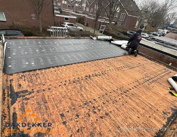 Dakdekker legt onderlaag op plat dak met houten constructie in Beek en Donk Dakdekker legt onderlaag op plat dak met houten constructie in Beek en Donk