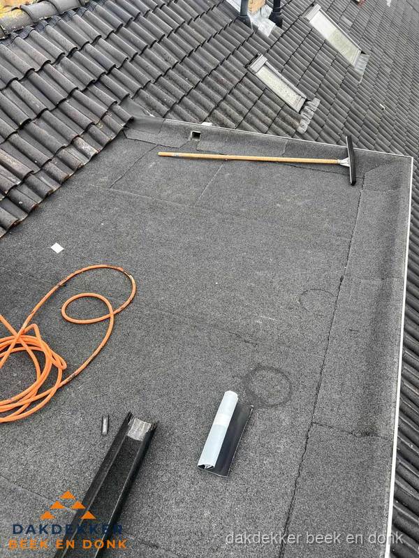 Plat dak reparatie met gereedschap en loodstroken in Beek en Donk Plat dak reparatie met gereedschap en loodstroken in Beek en Donk